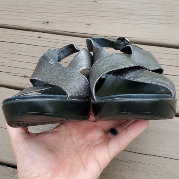 Dansko Jacinda Metallic Pewter Silver Criss Cross Strappy Slingback Sandals 42 - Picture 7 of 9